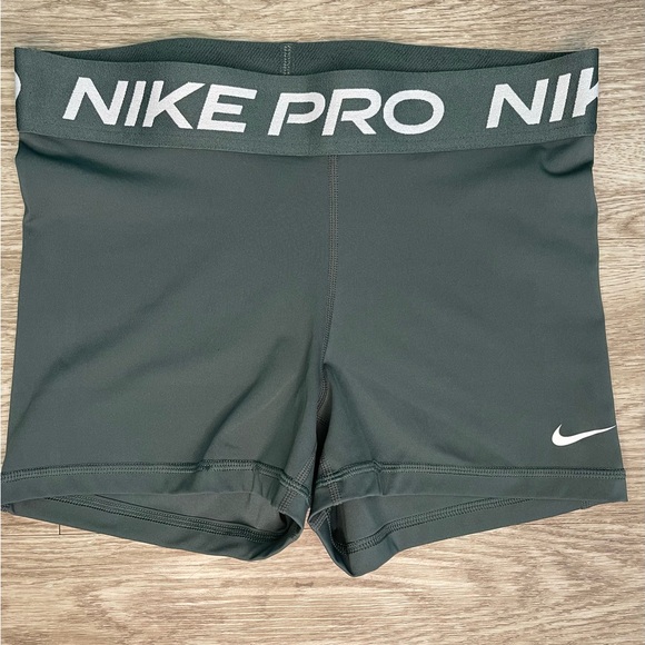 Nike Pro Women's Green Shorts - Picture 1 of 7